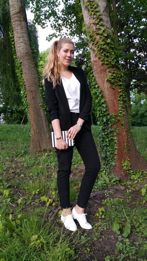 Forever 21, Zara, Derhy, Concours, Blog, Top néoprène, Newlook, derby, derbies, boucle d'oreille perles, bracelet jonc or, aquadila, bala boosté, pochette graphique, pochette noir et blanche, look noir et blanc, look casual chic, pantalon portefeuille, ootd, tenue du jour, look 