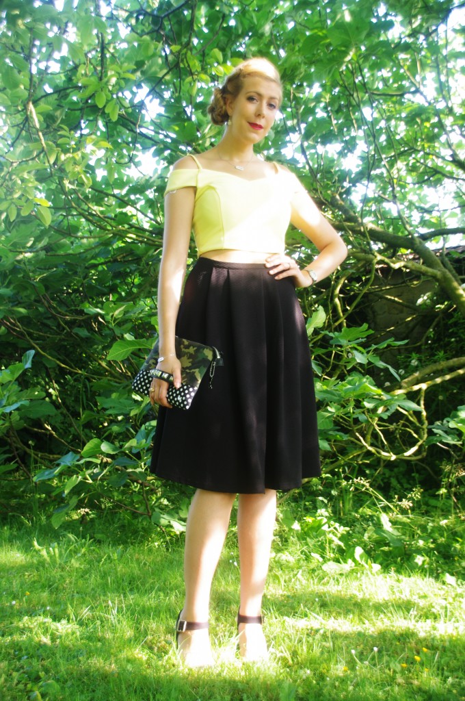 look, ootd, tenue du jour, look blogueuse, youtubeuse française, look rétro, look crop top, Newlook, Jupe patineuse midi, jupe patineuse, jupe midi, Primark, escarpins pas cher, Ceranity, bijoux ceramique, joaly
