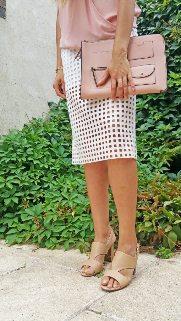 newlook, derhy, gémo, parfois, nude, jupe néoprène, jupe découpée, cache-coeur, pochette, clutch, sandales, rose poudré, look, ootd, ootn, tenue du jour 