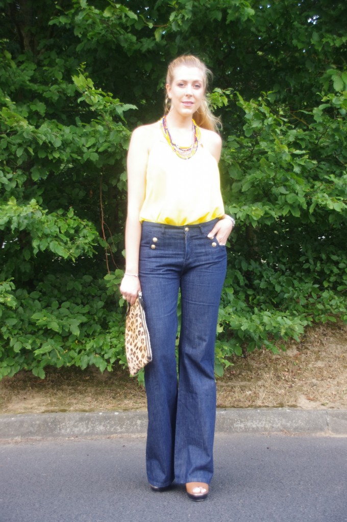 collier ethnique, massai, pikolinos, nafnaf, top jaune, top découpes, jean pattes d'eph, patte d'eph, flare, compensées, clarks, pochette leopard, look seventies, 70's