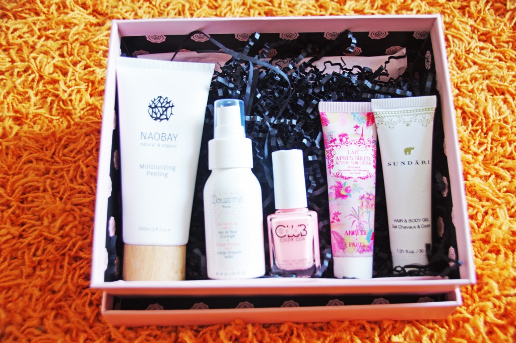 Glossybox, aout 2015, revue, test, avis, review, vernis color club, sundari, doux me, eau florale de néroli, Angèle, lait après soleil, naobay, peeling, box beauté, abonnement box, test produits beauté