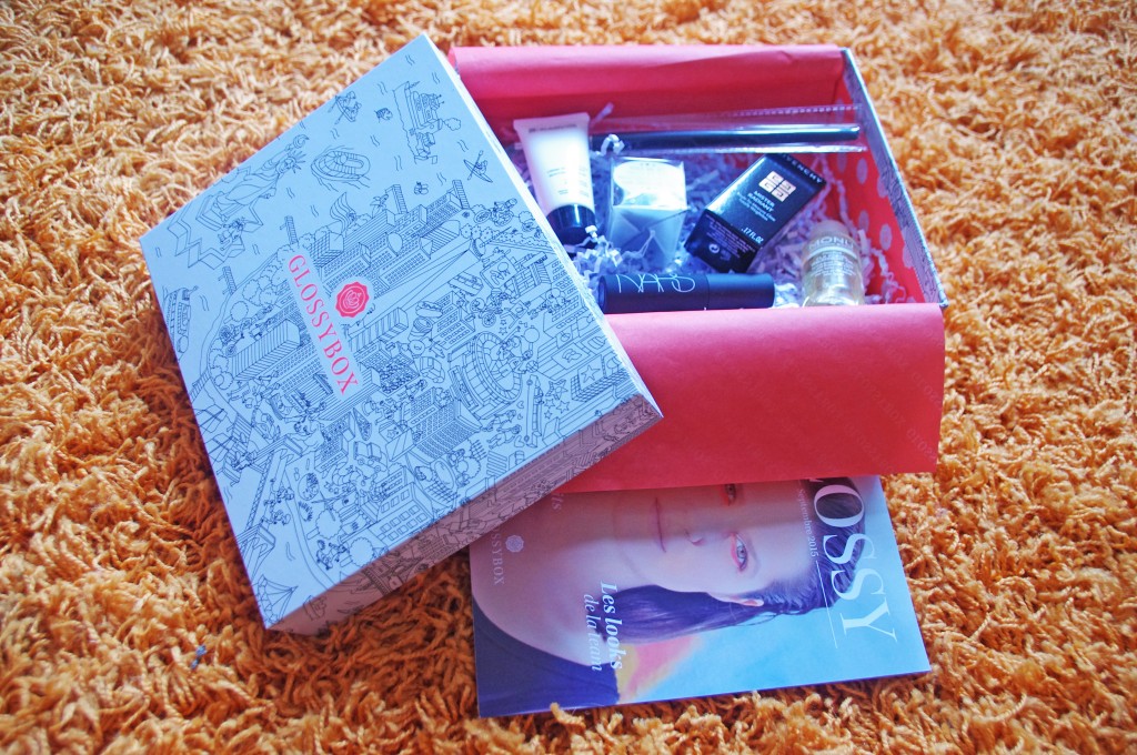 Avis Glossybox, Glossybox, Rock the city, Glossybox septembre 2015, box beauté, coffret beauté, box, Crème hydratante de l' Académie Scientifique de Beauté, Huile hydratante visage Fiji Monu, IMGP4129Mister Radiant Givenchy, Élastiques à cheveux invisible Invisibobble, Pinceau Emite Make-up, IMGP4123Audacious mascara Nars Cosmetics, avis, test, blog beauté, youtubeuse