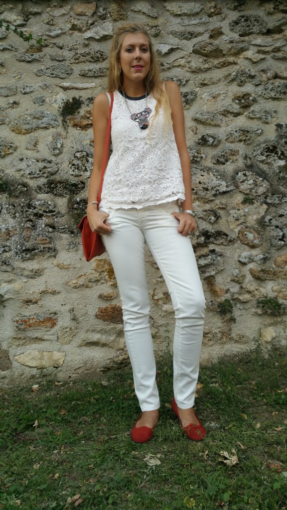 look, ootd, streetstyle, casual, chic, jean blanc, top dentelle, dentelle et cuir, orange, sleepers, gilet bimatière, derhy, sfera, parfois, blogueuse mode, blog mode, look blog