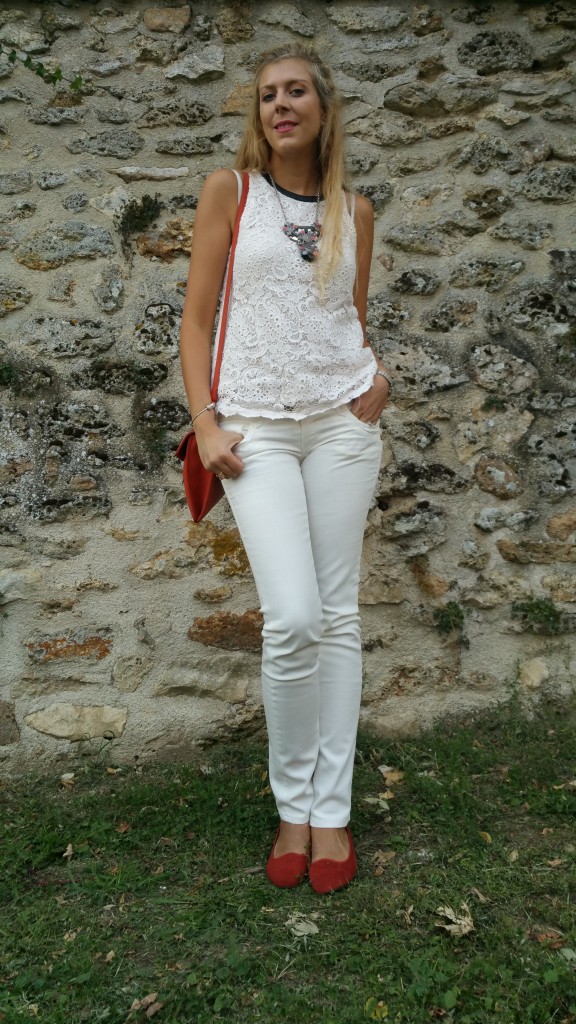 look, ootd, streetstyle, casual, chic, jean blanc, top dentelle, dentelle et cuir, orange, sleepers, gilet bimatière, derhy, sfera, parfois, blogueuse mode, blog mode, look blog