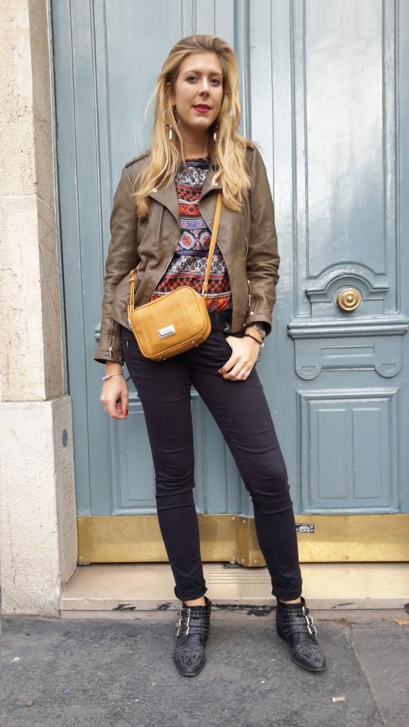 look, ootd, tenue du jour, look folk, look rock, tenue casual, perfecto, cuir kaki, veste en cuir, boots chloé, boots office, jean freman porter, crop top, top découpes épaules, sac bandoulière, sac camel, sac jaune, boucles d'oreilles dent de requin