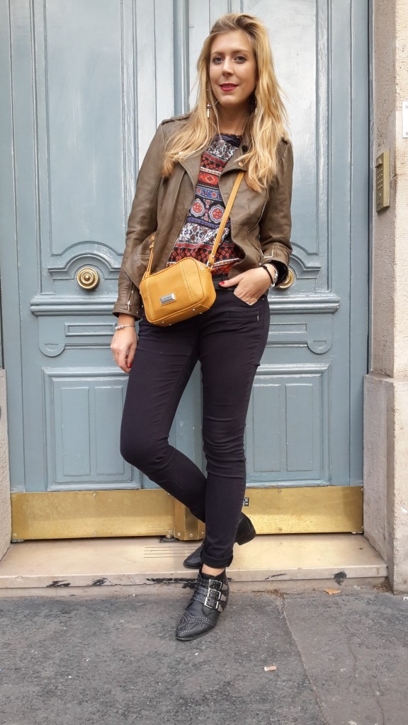 look, ootd, tenue du jour, look folk, look rock, tenue casual, perfecto, cuir kaki, veste en cuir, boots chloé, boots office, jean freman porter, crop top, top découpes épaules, sac bandoulière, sac camel, sac jaune, boucles d'oreilles dent de requin