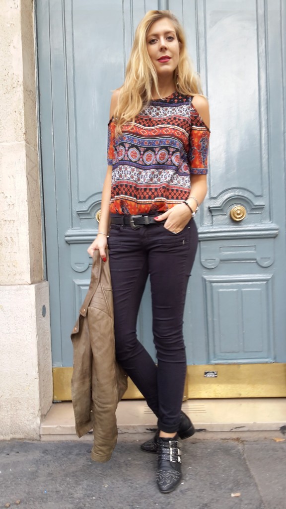 look, ootd, tenue du jour, look folk, look rock, tenue casual, perfecto, cuir kaki, veste en cuir, boots chloé, boots office, jean freman porter, crop top, top découpes épaules, sac bandoulière, sac camel, sac jaune, boucles d'oreilles dent de requin