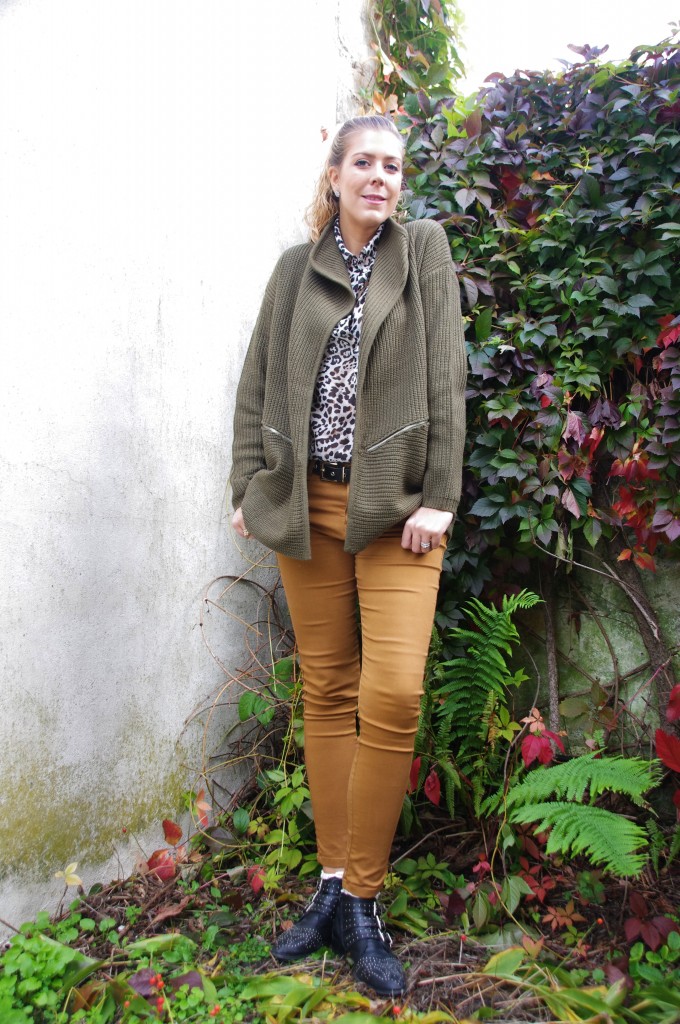 look, ootd, tenue du jour, derhy, stradivarius, h&m, juwelo, newlook, office, gilet kaki, gilet zip, gilet rock, boots chloé, pierre de lune, slim camel, slim suedine, chemisier leopard, blogueuse mode, blog mode