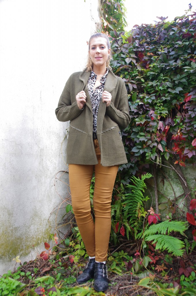 look, ootd, tenue du jour, derhy, stradivarius, h&m, juwelo, newlook, office, gilet kaki, gilet zip, gilet rock, boots chloé, pierre de lune, slim camel, slim suedine, chemisier leopard, blogueuse mode, blog mode