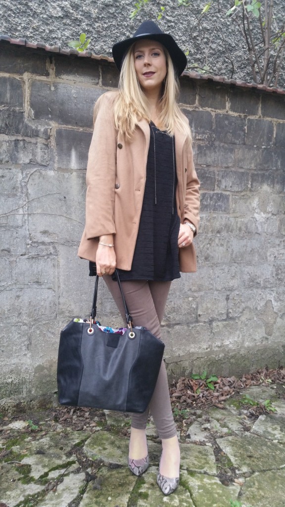 look, ootd, ootn, look du jour, tenue du jour, jean slim kaki, manteau camel, manteau nude, top lacé, pull liens, escarpins pyhton, chaussures python, sac multifonction, sac bimatière, sac adaptable, yoins, coton du monde, balsamik, bershka, asos, fedora, chapeau femme, panama,blog mode, blogueuse mode, missglamazone