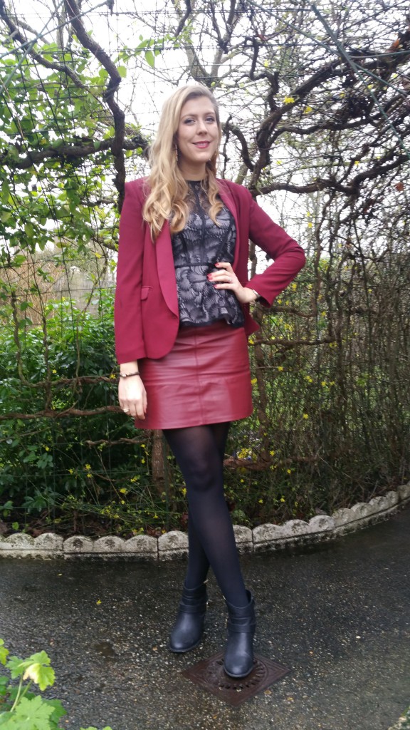 tenue de soirée, look réveillon, look noel, look bordeaux, look rouge, ootd, ootn, tenue du jour, blazer bordeaux, veste smocking femme, jupe en cuir, jupe bordeaux, top dentelle, top peplum, créoles, bottines noires et dorées, h&m, promod, justfab, blog mode, blogueuse mode