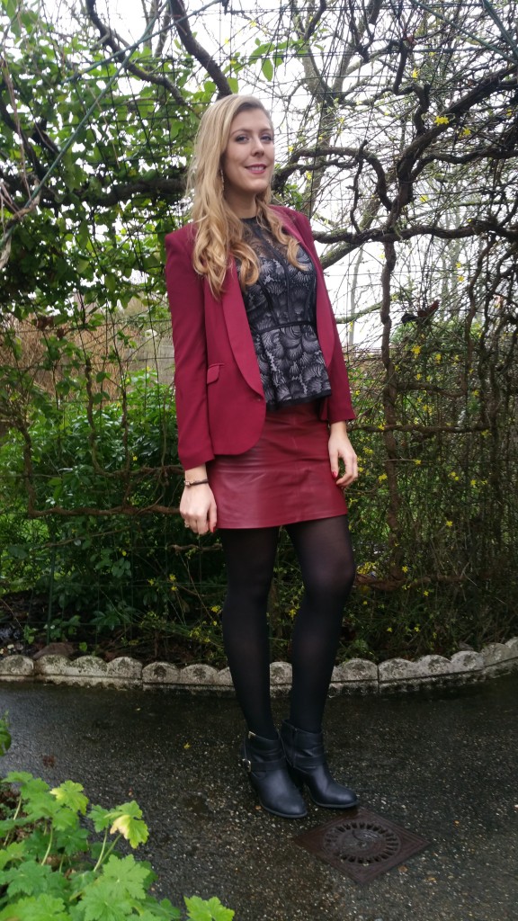 tenue de soirée, look réveillon, look noel, look bordeaux, look rouge, ootd, ootn, tenue du jour, blazer bordeaux, veste smocking femme, jupe en cuir, jupe bordeaux, top dentelle, top peplum, créoles, bottines noires et dorées, h&m, promod, justfab, blog mode, blogueuse mode