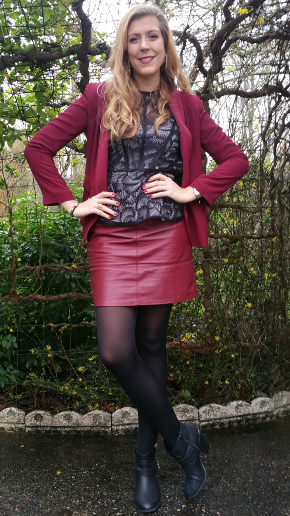 tenue de soirée, look réveillon, look noel, look bordeaux, look rouge, ootd, ootn, tenue du jour, blazer bordeaux, veste smocking femme, jupe en cuir, jupe bordeaux, top dentelle, top peplum, créoles, bottines noires et dorées, h&m, promod, justfab, blog mode, blogueuse mode