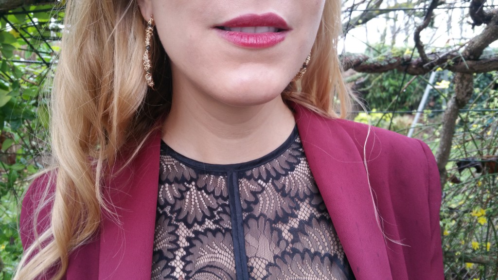 tenue de soirée, look réveillon, look noel, look bordeaux, look rouge, ootd, ootn, tenue du jour, blazer bordeaux, veste smocking femme, jupe en cuir, jupe bordeaux, top dentelle, top peplum, créoles, bottines noires et dorées, h&m, promod, justfab, blog mode, blogueuse mode