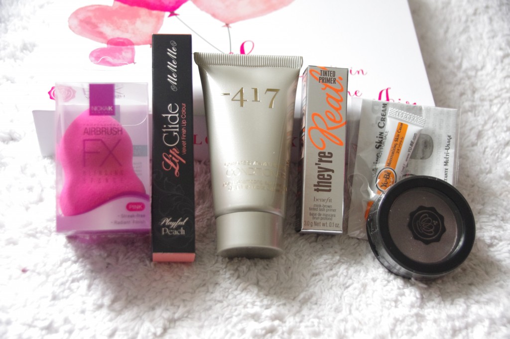 Love is in the air, Saint Valentin 2016, idée cadeau saint valentin, cadeau de saint valentin pas cher, glossybox fevrier 2016, Beauty blender Nicka K, Catharis Vitamin Mineral Conditioner 417, Fard à paupières Mauve Glossybox, Lipglide crayon jumbo à lèvres MeMeMe, Moisturizing Skin Cream YU-BE, They're Real ! Tinted Primer Benefit, crème miracle, crème à tout faire, base cil, base mascara, benefit nouveauté, test, avis, revue, review, test cosmétiques, test produits de beauté, blog beauté, blogueuse beauté 