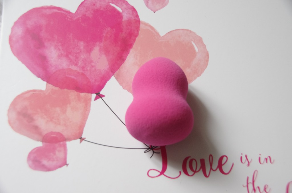 Love is in the air, Saint Valentin 2016, idée cadeau saint valentin, cadeau de saint valentin pas cher, glossybox fevrier 2016, Beauty blender Nicka K, Catharis Vitamin Mineral Conditioner 417, Fard à paupières Mauve Glossybox, Lipglide crayon jumbo à lèvres MeMeMe, Moisturizing Skin Cream YU-BE, They're Real ! Tinted Primer Benefit, crème miracle, crème à tout faire, base cil, base mascara, benefit nouveauté, test, avis, revue, review, test cosmétiques, test produits de beauté, blog beauté, blogueuse beauté 