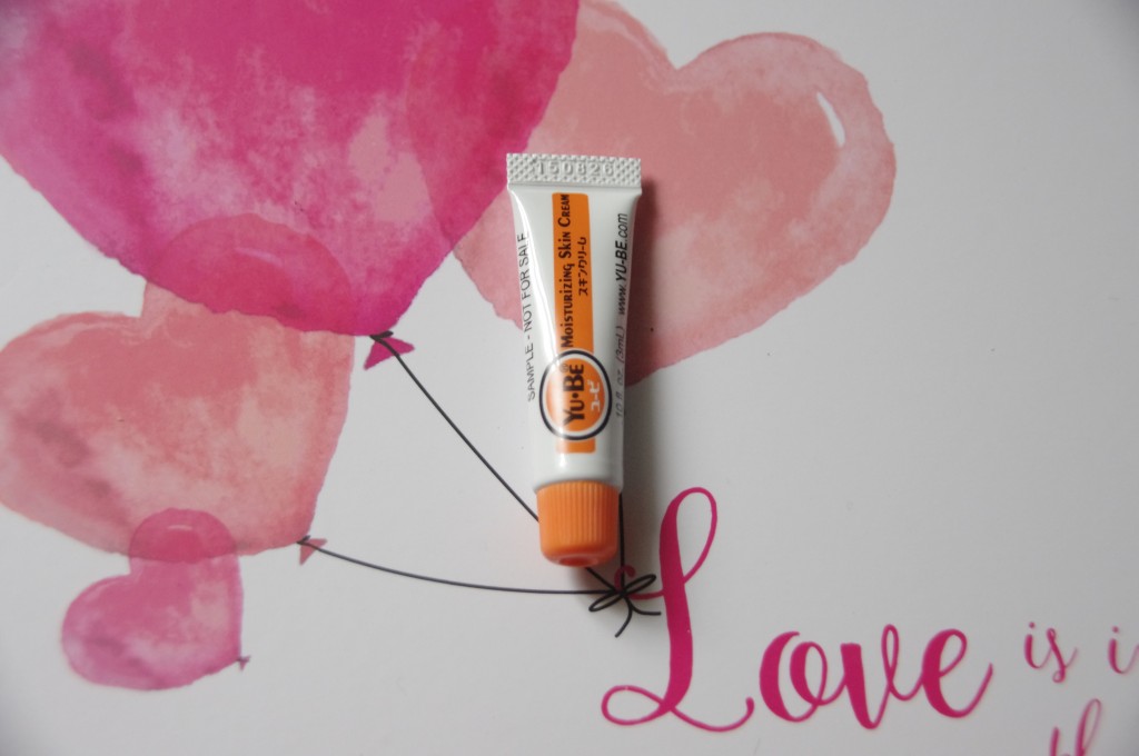 Love is in the air, Saint Valentin 2016, idée cadeau saint valentin, cadeau de saint valentin pas cher, glossybox fevrier 2016, Beauty blender Nicka K, Catharis Vitamin Mineral Conditioner 417, Fard à paupières Mauve Glossybox, Lipglide crayon jumbo à lèvres MeMeMe, Moisturizing Skin Cream YU-BE, They're Real ! Tinted Primer Benefit, crème miracle, crème à tout faire, base cil, base mascara, benefit nouveauté, test, avis, revue, review, test cosmétiques, test produits de beauté, blog beauté, blogueuse beauté 