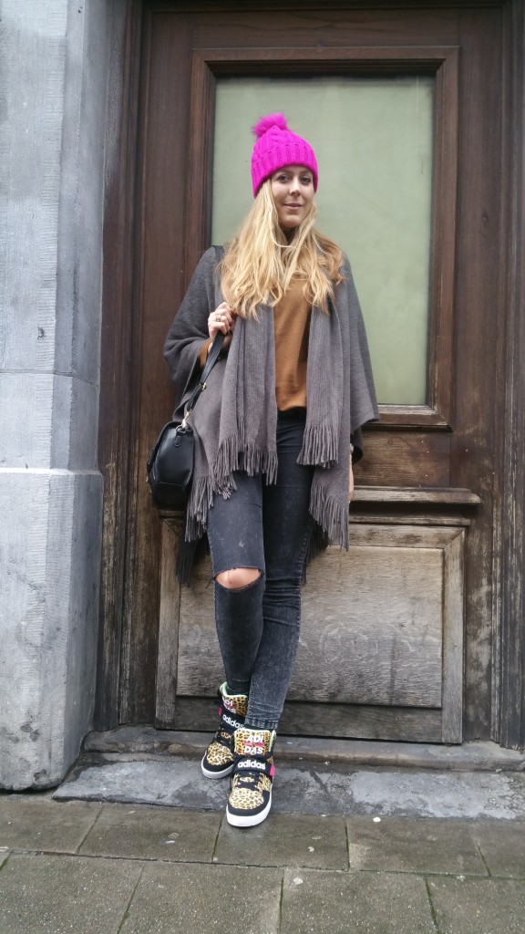 look, fashion, ootd, ootn, look voyage, tenue de voyage, tenue chaude, mode femme, mode tendance, poncho, bonnet pompom, baskets léopard, sneakers leopard, asos, adidas, coton du monde, skooloo, lee cooper, sac besace, bruxelles, blog mode, blogueuse mode, haul, lookbook 