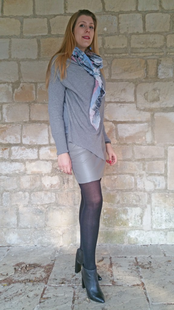 european culture, babou, bonprix, new look, newlook, ootd, ootn, look, tenue du jour, tenue casual chic, pull original, pull laine graphique, jupe simili cuir, jupe cuir gris, jupe cuir gris clair, foulard pas cher, foulard pastel, blog mode, blogueuse mode.