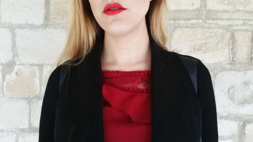 veste souple, veste bimatière, veste bi-matière, stradivarius, chemisier vintage, look vintage, look rétro, chemisier rétro, blouse bordeau, blouse dentelle, blouse à volant, blouse originale, kiloshop, jupe suédine, jupe simili cuir, jupe façon cuir, nafnaf, bottines cuir et daime, bottines daim, promod, bottines sexy, bottines hautes, look rouge et noir, jeanne mas, blog mode, blogueuse mode, look femme, tenue du jour, ootd, ootn, style femme tendance