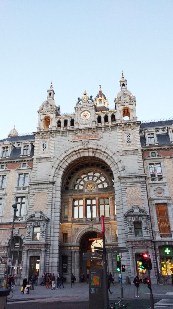 Belgique, weekend belge, au comptoir de mathilde, Bruxelles, weekend bruxelles, bonnes adresses, anvers, design, marché au puce, friperies, voyage, vacances, city guide, road book, fritland, au comptoir de mathilde, grand place, manneken pis, bd bruxelles, tintin, viva m'boma, carbonnade, tarte au sucre bruxelles, marché aux puces, marché design, brocante permanente, melting pot, friperie au kilo, al picolo mondo, restaurant italien, pasta alle vongole, urban outfitters boutique, shopping, tourisme, blog mode, blogueuse mode