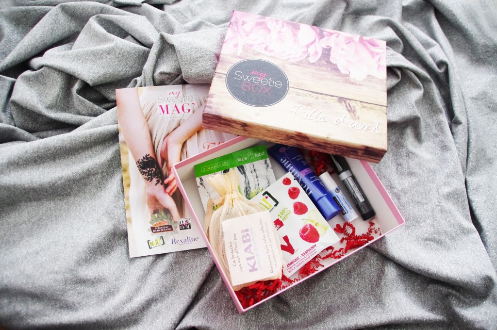 Fille d'avril, my sweetie box, avis, test, revue, review, produit de beauté, box beauté, box pas chere, cadeau femme, baume à lèvres palmer's, Jumbo crème Noir c’est Noir,  Hydra-Bodysatin Rexaline, masque Face Food, NA!, snack vegan, manchette kiabi