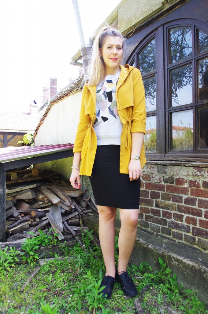 look mi saison, tenue femme tendance 2016, look pluie été, ootd, tenue du jour, blouson léger, belleville, jupe crayon, h&m, sweat manches courtes, freeman porter, drbies légères, derbies femme, derbies dentelle, blog mode, blogueuse mode, lookbook, haul,