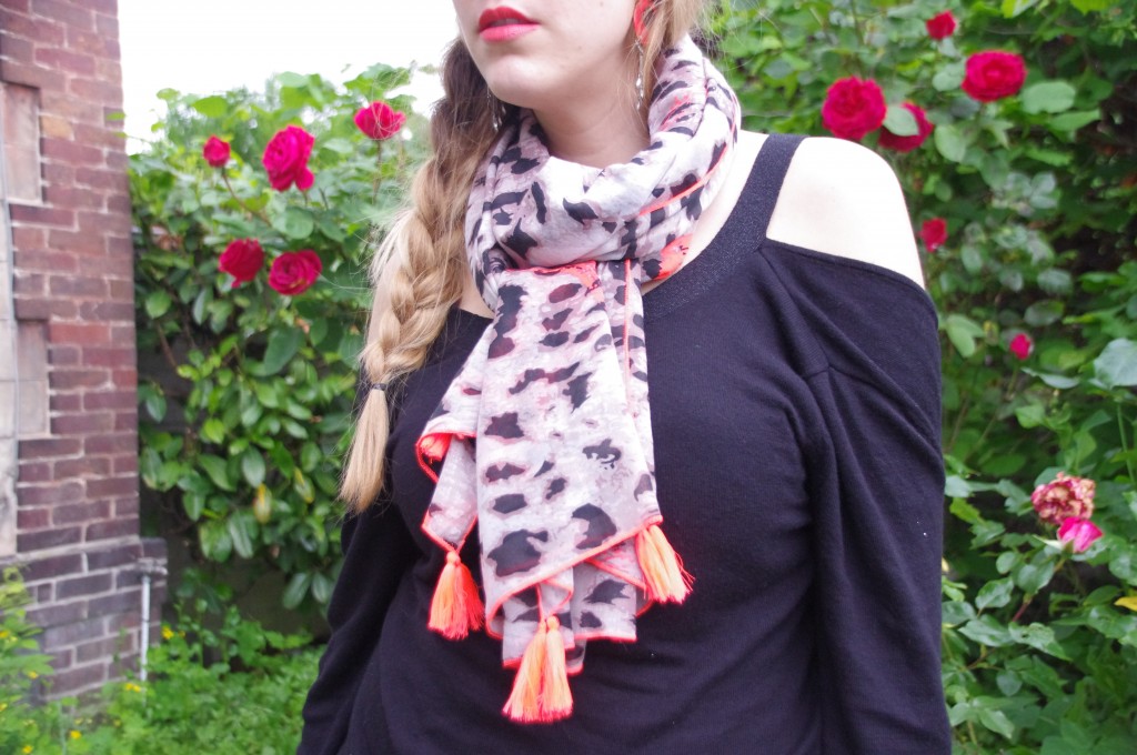 shopping, look pluie, look mi saison, ootd, tenue du jour, inspiration look, tendance 2016, monshowroom, derhy, foulard léopard, néon, jean kaki, promod, pull dos nu, escarpins orange, primark, séville, souvenir, shopping vacances, haul, revue, review, avis, blog mode, blogueuse mode, bloggueuse mode