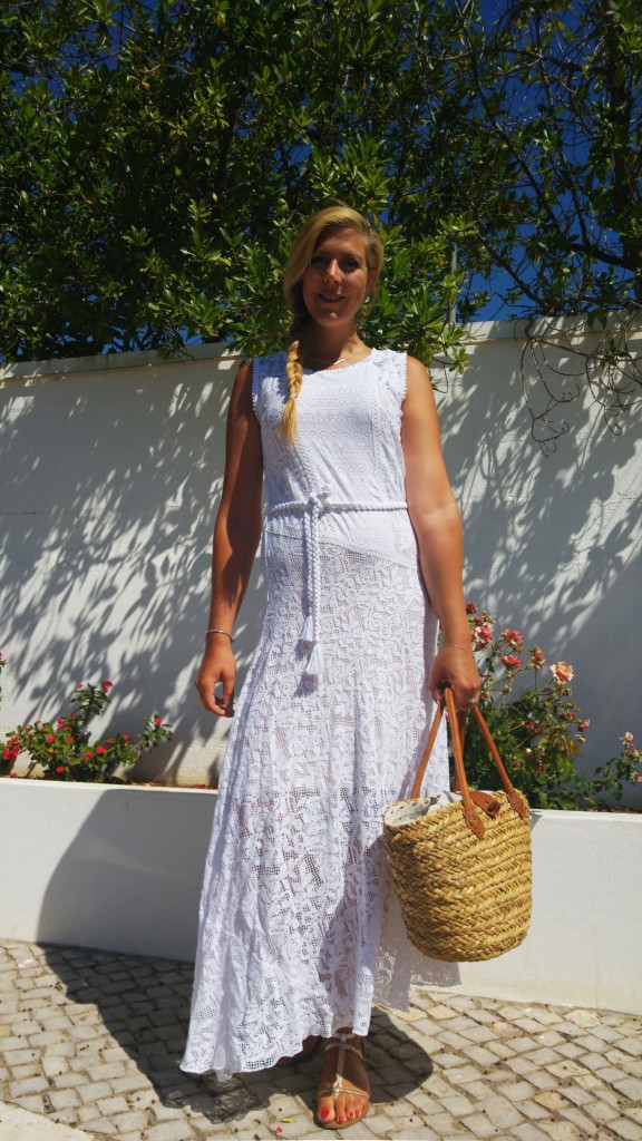 les topeziennes, derhy, sandales cuir, spartiates cuir, robe bohème, robe crochet, robe blanche, sac paille, panier osier, look plage, balade bord de mer, portugal vacances, blog mode, blogueuse mode, tenue du jour, ootd, tenue d'été, look boho, look gipset 