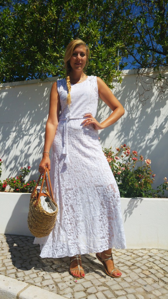 les topeziennes, derhy, sandales cuir, spartiates cuir, robe bohème, robe crochet, robe blanche, sac paille, panier osier, look plage, balade bord de mer, portugal vacances, blog mode, blogueuse mode, tenue du jour, ootd, tenue d'été, look boho, look gipset 