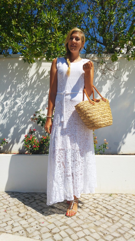 les topeziennes, derhy, sandales cuir, spartiates cuir, robe bohème, robe crochet, robe blanche, sac paille, panier osier, look plage, balade bord de mer, portugal vacances, blog mode, blogueuse mode, tenue du jour, ootd, tenue d'été, look boho, look gipset 