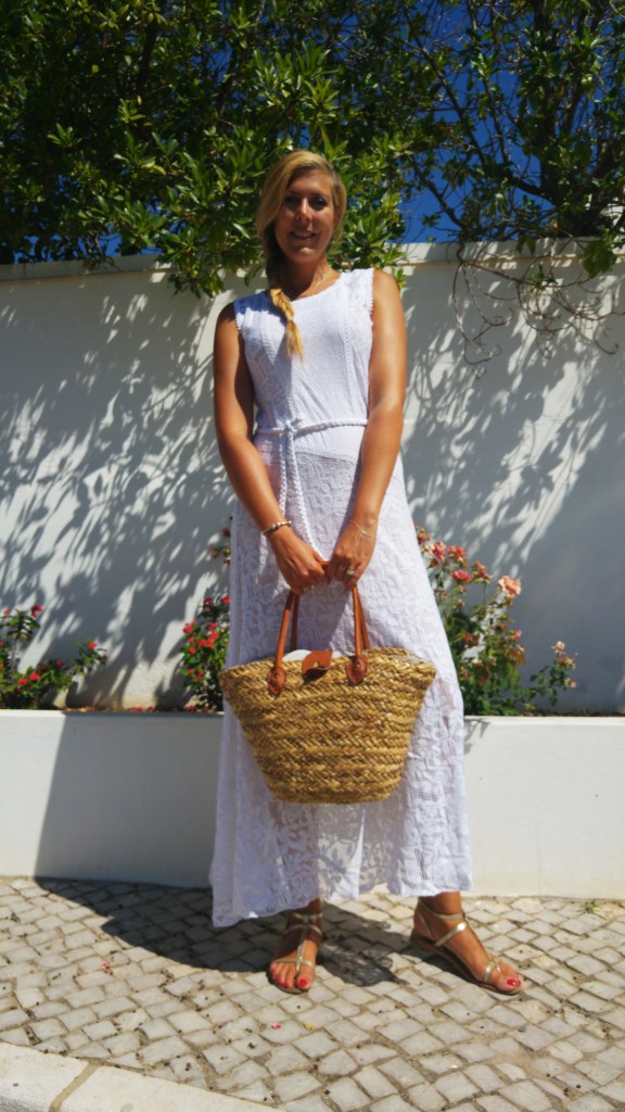 les topeziennes, derhy, sandales cuir, spartiates cuir, robe bohème, robe crochet, robe blanche, sac paille, panier osier, look plage, balade bord de mer, portugal vacances, blog mode, blogueuse mode, tenue du jour, ootd, tenue d'été, look boho, look gipset 