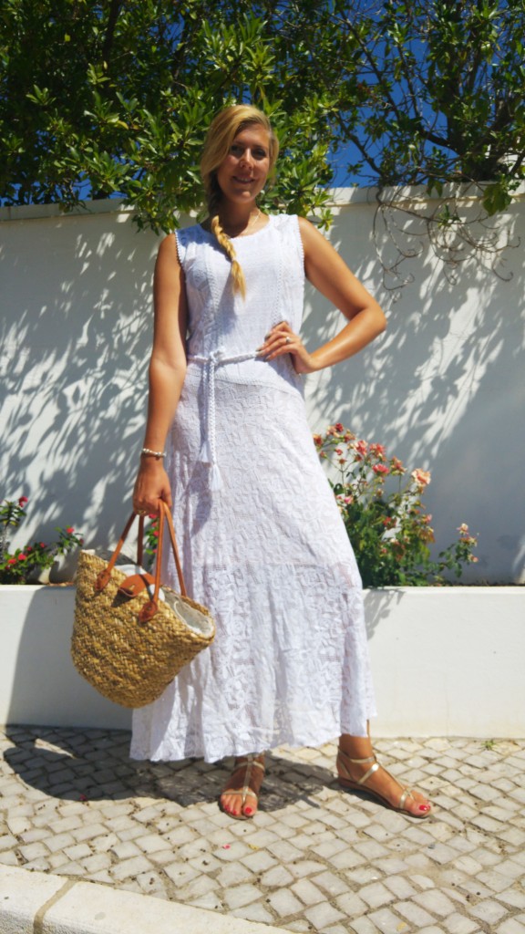 les topeziennes, derhy, sandales cuir, spartiates cuir, robe bohème, robe crochet, robe blanche, sac paille, panier osier, look plage, balade bord de mer, portugal vacances, blog mode, blogueuse mode, tenue du jour, ootd, tenue d'été, look boho, look gipset 