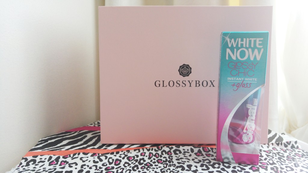 glossybox, gimme brow, benefit,  lip parfait, triple cosmetics, huile merveilleuse, lilas blanc, shampoing catharsis, minus 417, shampoing israélien, signal white now chic, dentifrice blanchisseur, test, avis, revue, haul, unboxing, blog beauté, blogueuse beauté, box beauté, box femme, abonnement box