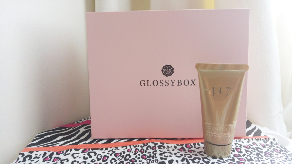 glossybox, gimme brow, benefit,  lip parfait, triple cosmetics, huile merveilleuse, lilas blanc, shampoing catharsis, minus 417, shampoing israélien, signal white now chic, dentifrice blanchisseur, test, avis, revue, haul, unboxing, blog beauté, blogueuse beauté, box beauté, box femme, abonnement box