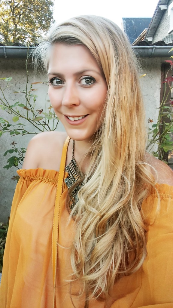 look boho, look boheme, look seventies, tendance hiver 16, ootd, ootn, look du jour, tenue du jour, look femme, couleurs d'automne, jupe cuir rouille, jupe en daim, top épaules nues, top jaune moutarde, bottines vintage, collier plastron, sac bourse, sac rock, mango, babou, vintage, pimkie, blog mode, blogueuse mode