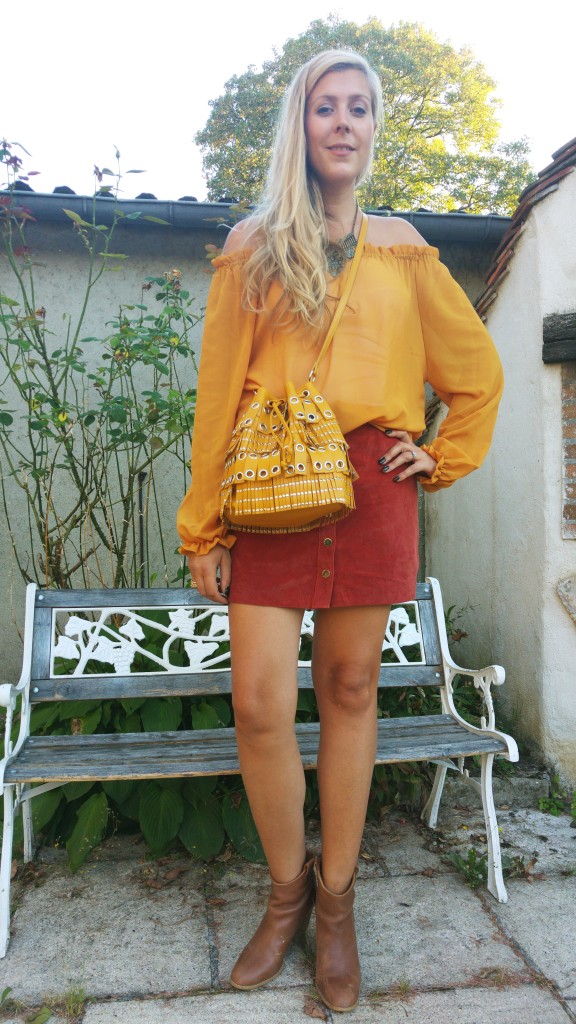 look boho, look boheme, look seventies, tendance hiver 16, ootd, ootn, look du jour, tenue du jour, look femme, couleurs d'automne, jupe cuir rouille, jupe en daim, top épaules nues, top jaune moutarde, bottines vintage, collier plastron, sac bourse, sac rock, mango, babou, vintage, pimkie, blog mode, blogueuse mode