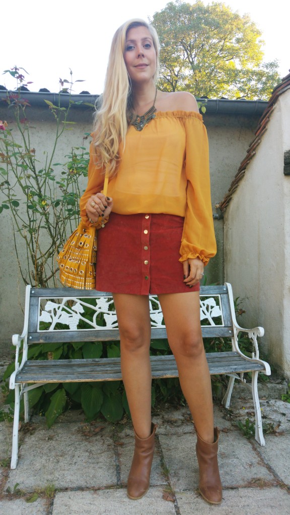 look boho, look boheme, look seventies, tendance hiver 16, ootd, ootn, look du jour, tenue du jour, look femme, couleurs d'automne, jupe cuir rouille, jupe en daim, top épaules nues, top jaune moutarde, bottines vintage, collier plastron, sac bourse, sac rock, mango, babou, vintage, pimkie, blog mode, blogueuse mode