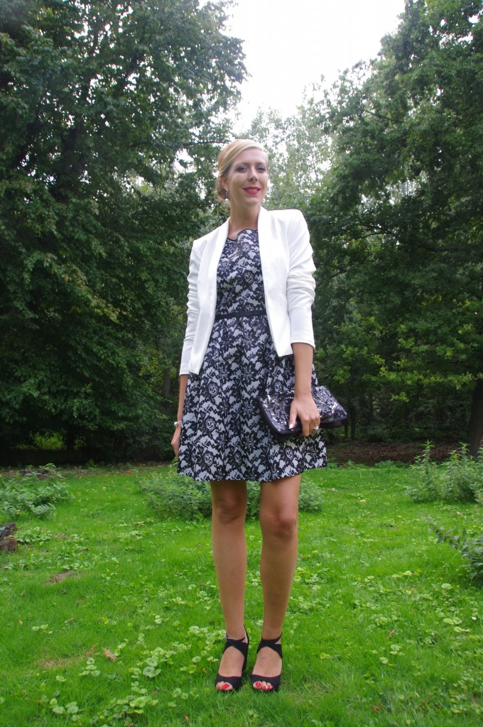 look mariage, tenue cérémonie, robe derhy, blazer blanc, sandales cobijoux perles, pochettes paillettes, pochette sequins, newlook, look noir et blanc, b&w, tenue du jour, ootd, ootn, mode femme, blog mode, blogueuse mode