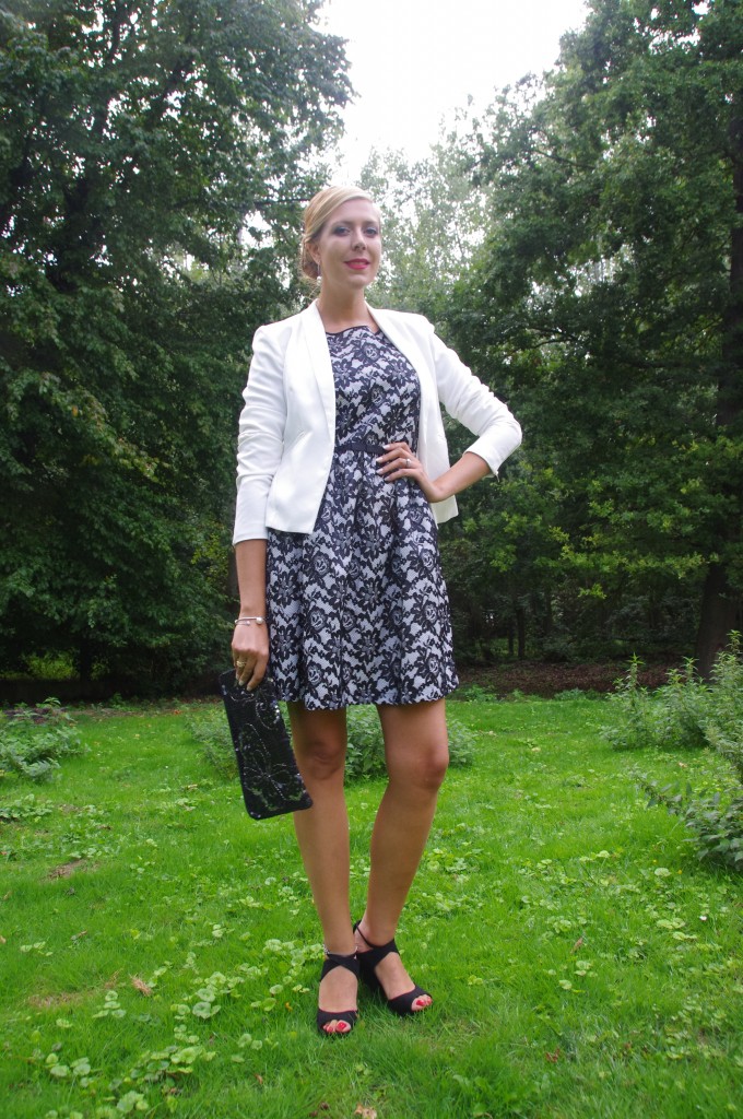 look mariage, tenue cérémonie, robe derhy, blazer blanc, sandales cobijoux perles, pochettes paillettes, pochette sequins, newlook, look noir et blanc, b&w, tenue du jour, ootd, ootn, mode femme, blog mode, blogueuse mode