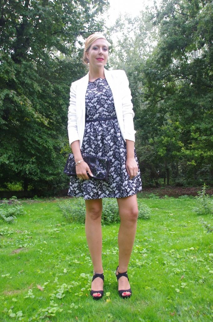 look mariage, tenue cérémonie, robe derhy, blazer blanc, sandales cobijoux perles, pochettes paillettes, pochette sequins, newlook, look noir et blanc, b&w, tenue du jour, ootd, ootn, mode femme, blog mode, blogueuse mode