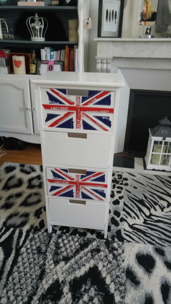 babou, meuble union jack, drapeau anglais déco, chambre ado, diy, customisation, babou, meuble bureau pas cher, chiffonnier, do it yourself, bricolage, blog diy, blogueuse diy, tutoriel