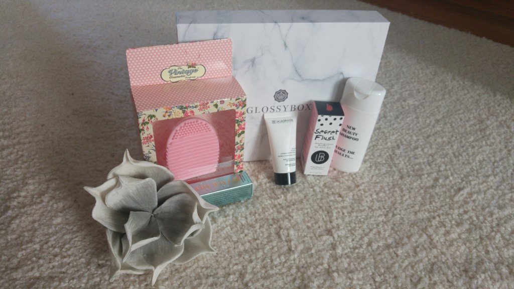 glossybox, marble, marbre, better than sex, too faced, mascara waterproof, brosse nettoyage pinceaux, avis, test, revue, review, blush stick, blush crème, box beauté, unboxing, blog beauté, blogueuse beauté