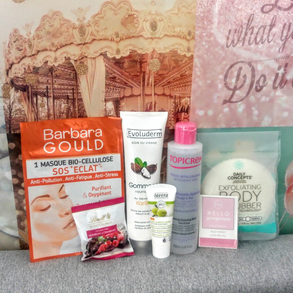 Glossybox, octobre 2016, Crème mains & ongles LAVERA, Mademoiselle Zen, Masque bio-cellulose SOS Eclat BARBARA GOULD,  Gommage nourrissant au beurre de Karité EVOLUDERM,  Eau nettoyante apaisante  TOPICREM, Éponge exfoliante pour le corps  DAILY CONCEPTS, Blush papier prettyful MAI COUTURE,  Sensation fruit framboise/cranberry LINDT, youtubeuse, blog beauté blogueuse beauté, avis, test, unobxing, revue, review, haul