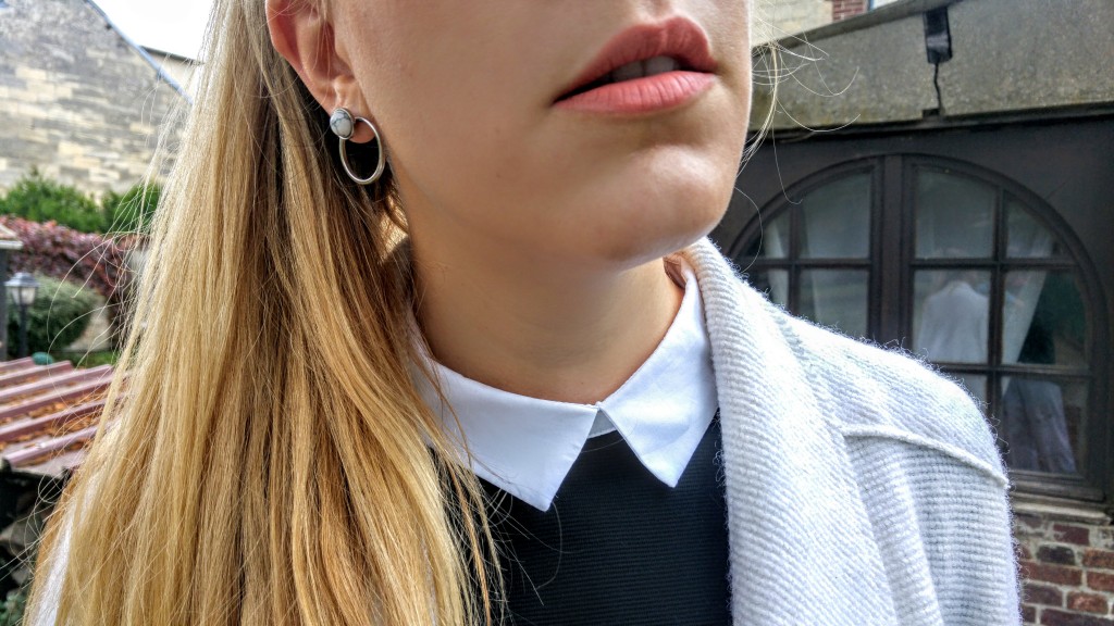 Etam, Zara, Stradivarius, Babou, veste maille, robe mercredi adams, col blanc, white collar, effet marbre, puces d'oreilles, mocassins chaine, mocassins rock, preppy chic, preppry rock, blog mode, blogueuse mode