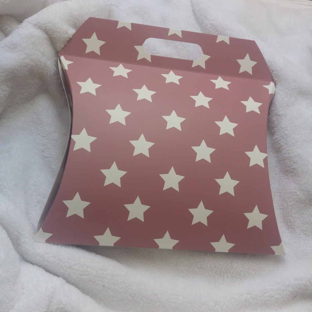 la petite attention, cadeau, abonnement, box cadeau, pochette surprise, cadeau adulte, idée cadeau, cadeau noel 2016, box femme, box homme, cadeau pas cher, cadeau design, cadeau tendance, blog mode, blogueuse mode, blog beaute, blogueuse beauté, blog design, agnes b, gant retro, gants pinup