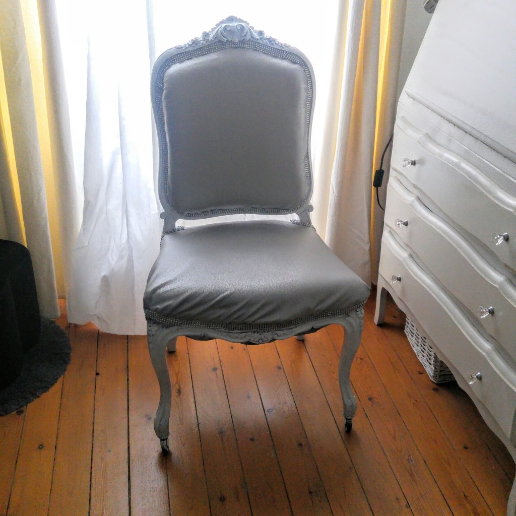 customisation, diy, fauteuil voltaire, retapisser un fauteuil, tapisser un fauteuil, refaire un fauteuil, tutoriel, pas à pas, blog diy, blogueuse diy, loisirs créatifs, 