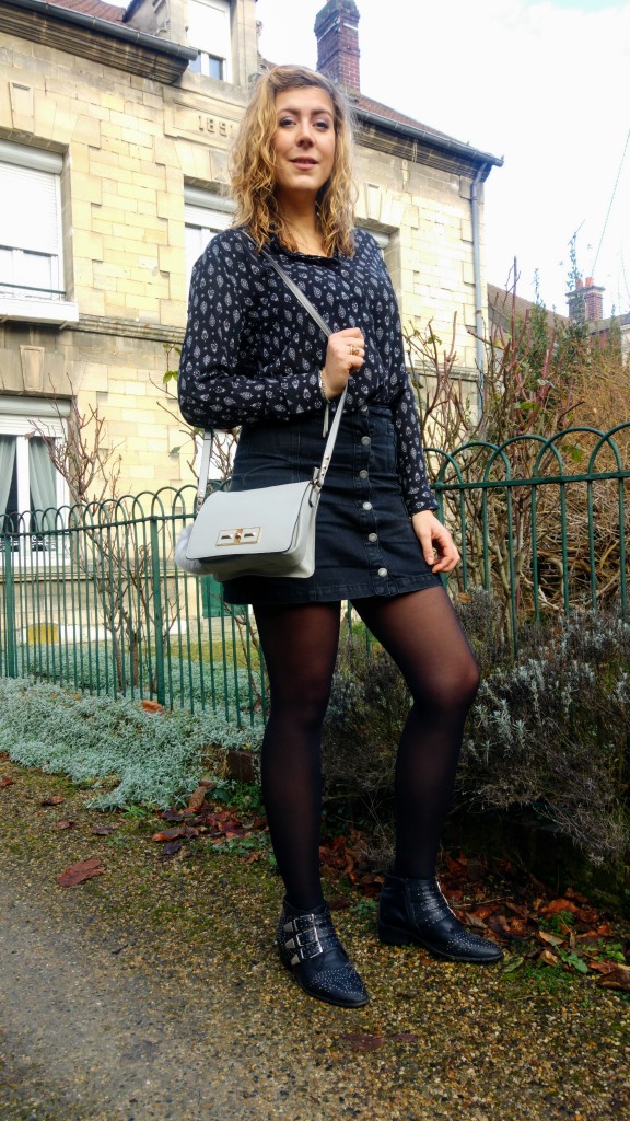 Look, ootd, tenue du jour, ootn, bandana, chemise noire, chemise imprimée, chemise rock, new yorker, jupe jean noir, jupe seventies, jupe 60's, jupe jean boutonnée, boots cloutée, boots chloé, boots office, sac pompon, pompon gris, sac bandoulière, babou, blog mode, blogueuse mode, lookbook