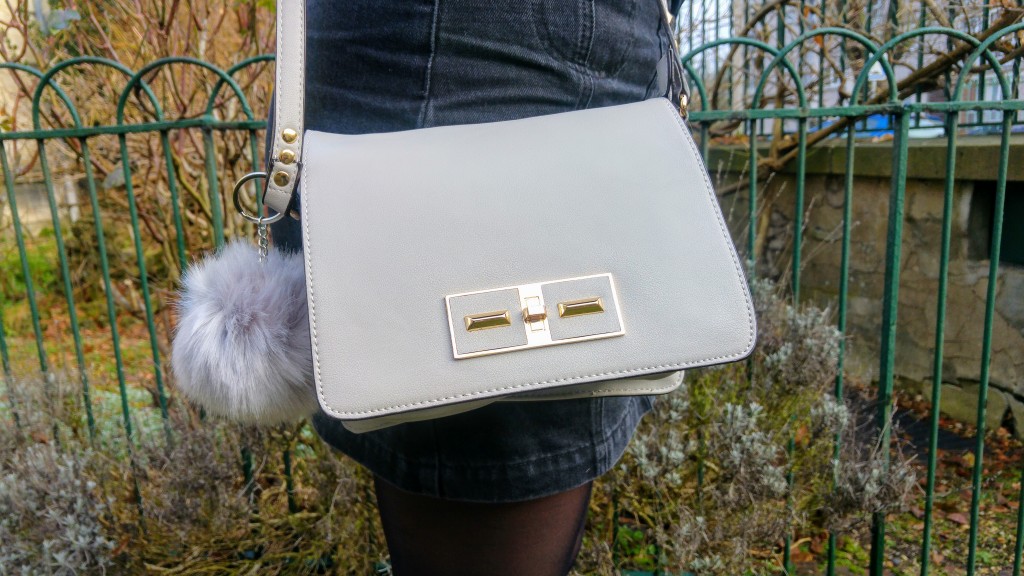 Look, ootd, tenue du jour, ootn, bandana, chemise noire, chemise imprimée, chemise rock, new yorker, jupe jean noir, jupe seventies, jupe 60's, jupe jean boutonnée, boots cloutée, boots chloé, boots office, sac pompon, pompon gris, sac bandoulière, babou, blog mode, blogueuse mode, lookbook