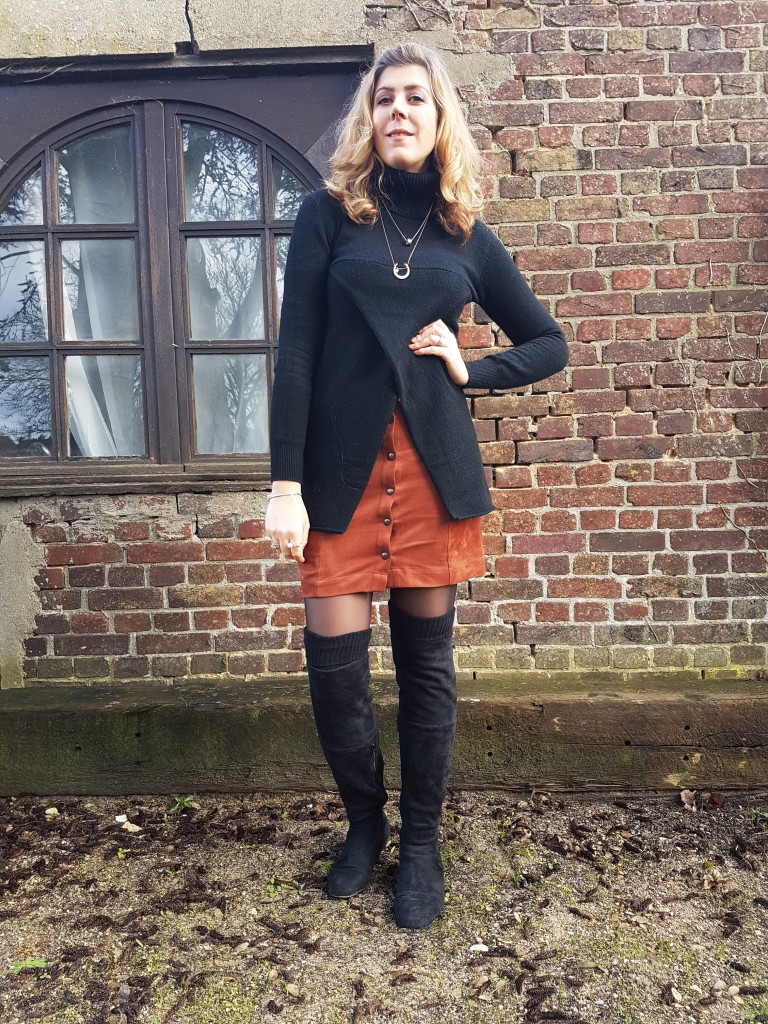 look, ootd, tenue du jour, vintage, seventies, jupe en cuir, jupe daim, jupe suédine, fripes belgique, babou, pull assymétrique, pull destructuré, look soirée, look tendance, blog mode, blogueuse mode
